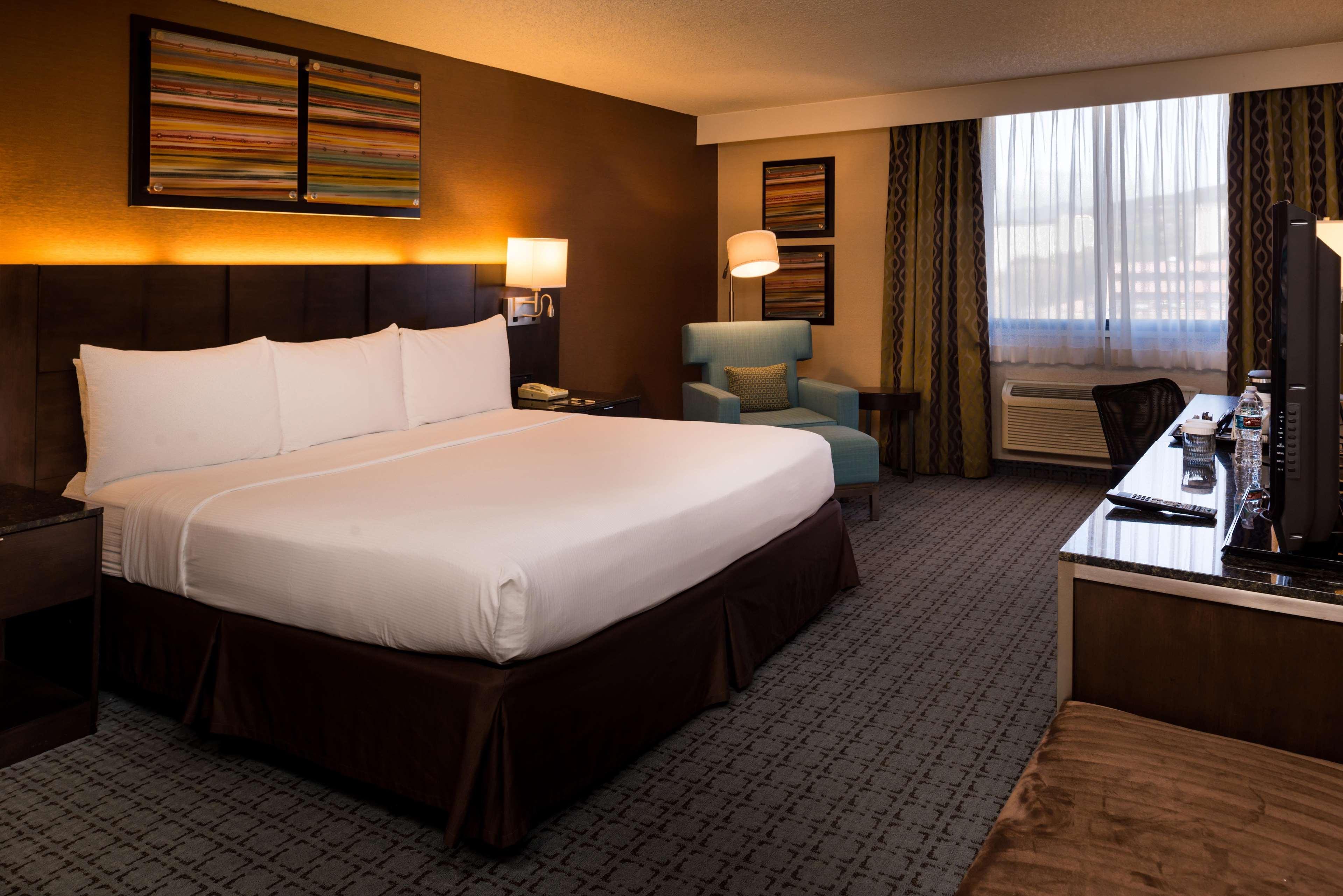Doubletree By Hilton Whittier Hotel Екстериор снимка