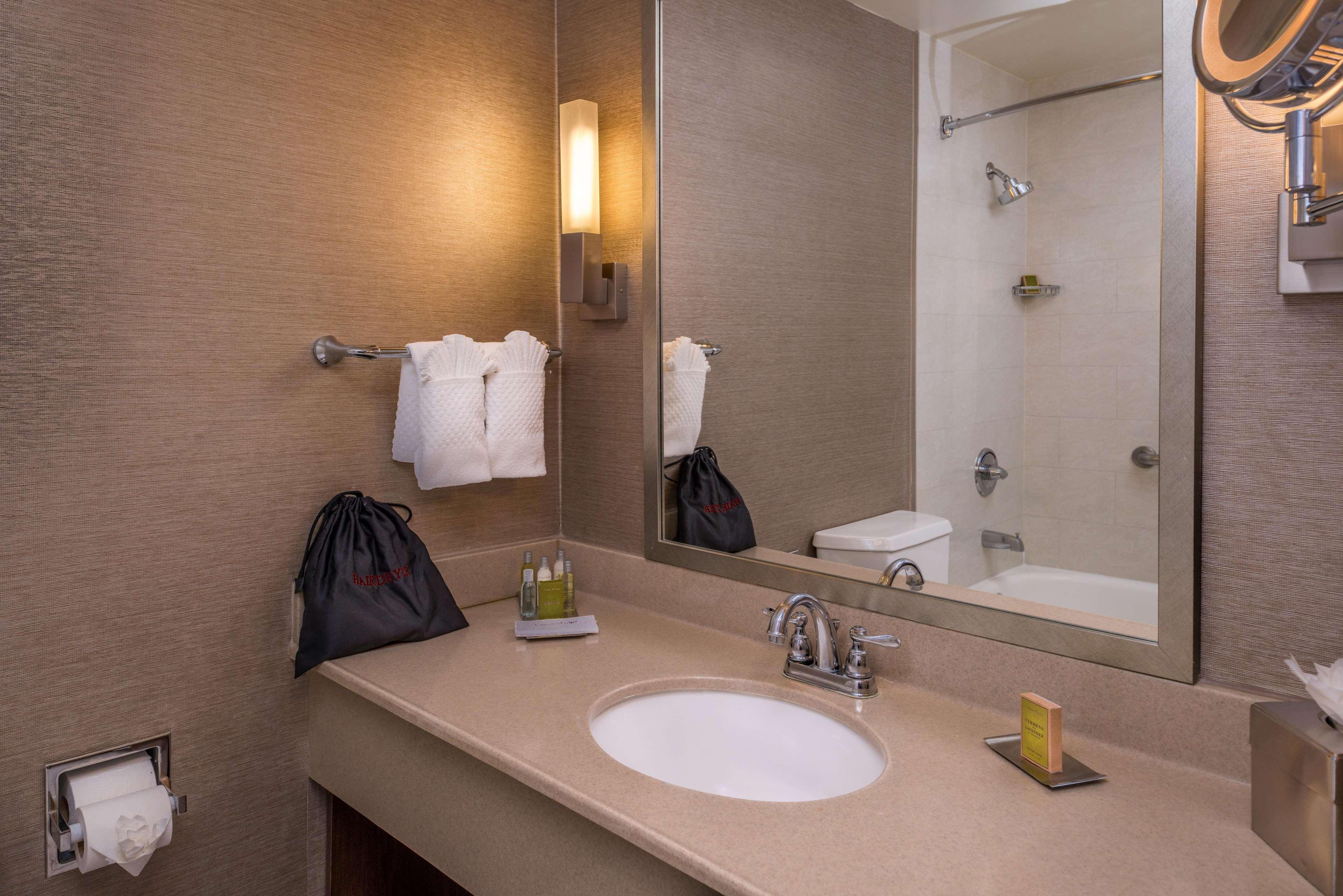 Doubletree By Hilton Whittier Hotel Стая снимка