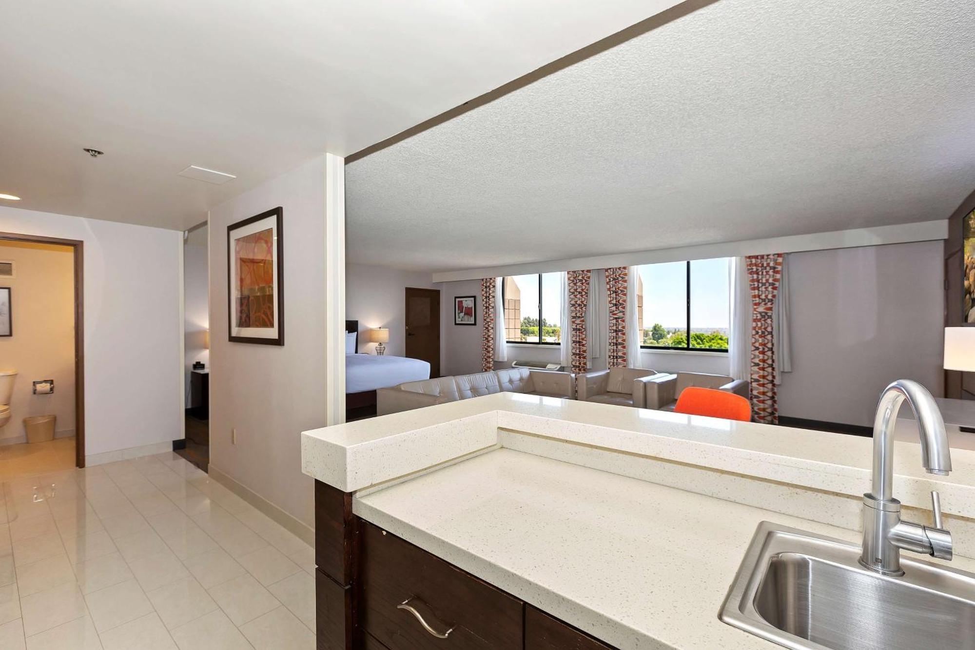 Doubletree By Hilton Whittier Hotel Екстериор снимка