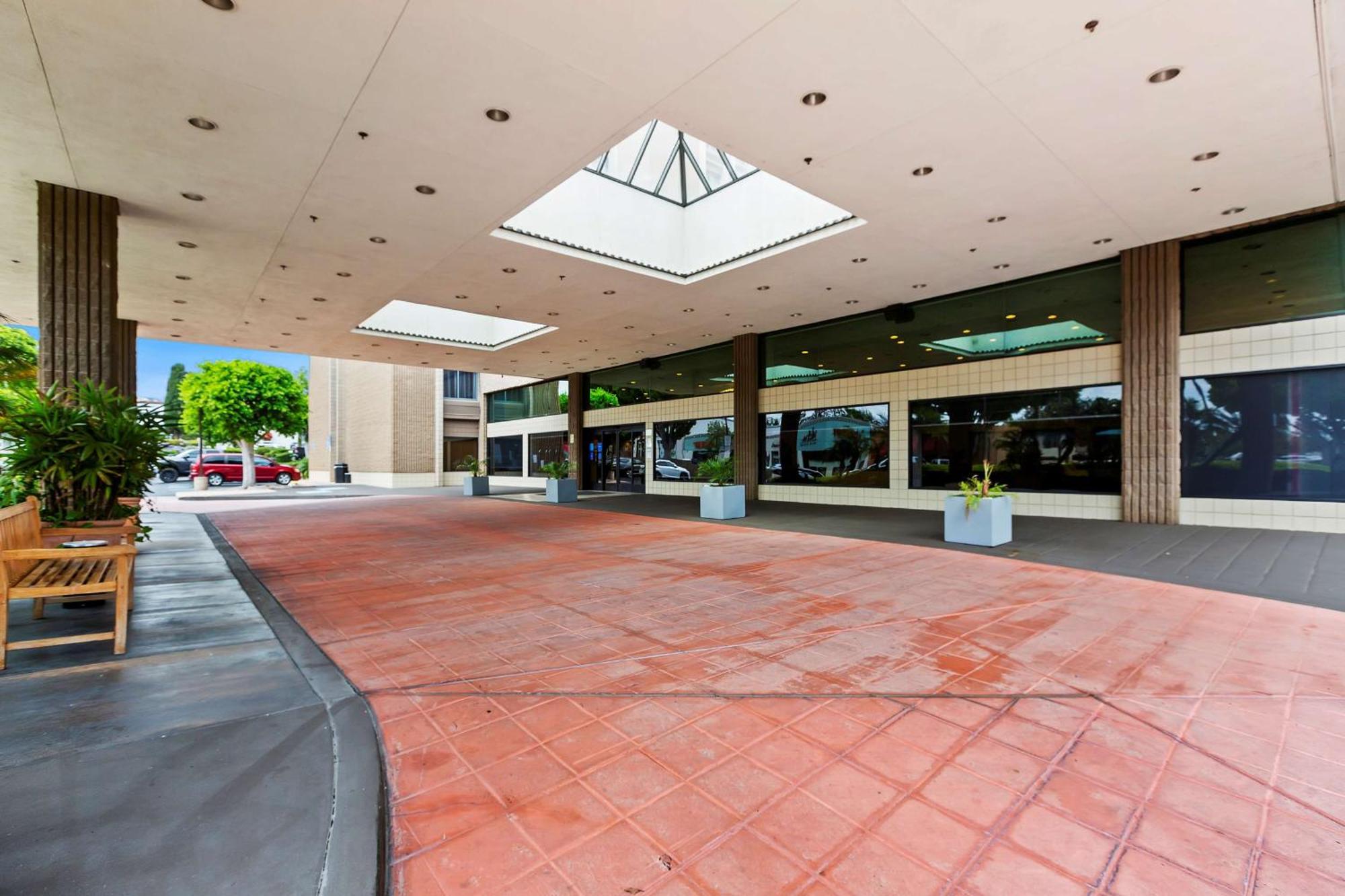 Doubletree By Hilton Whittier Hotel Екстериор снимка