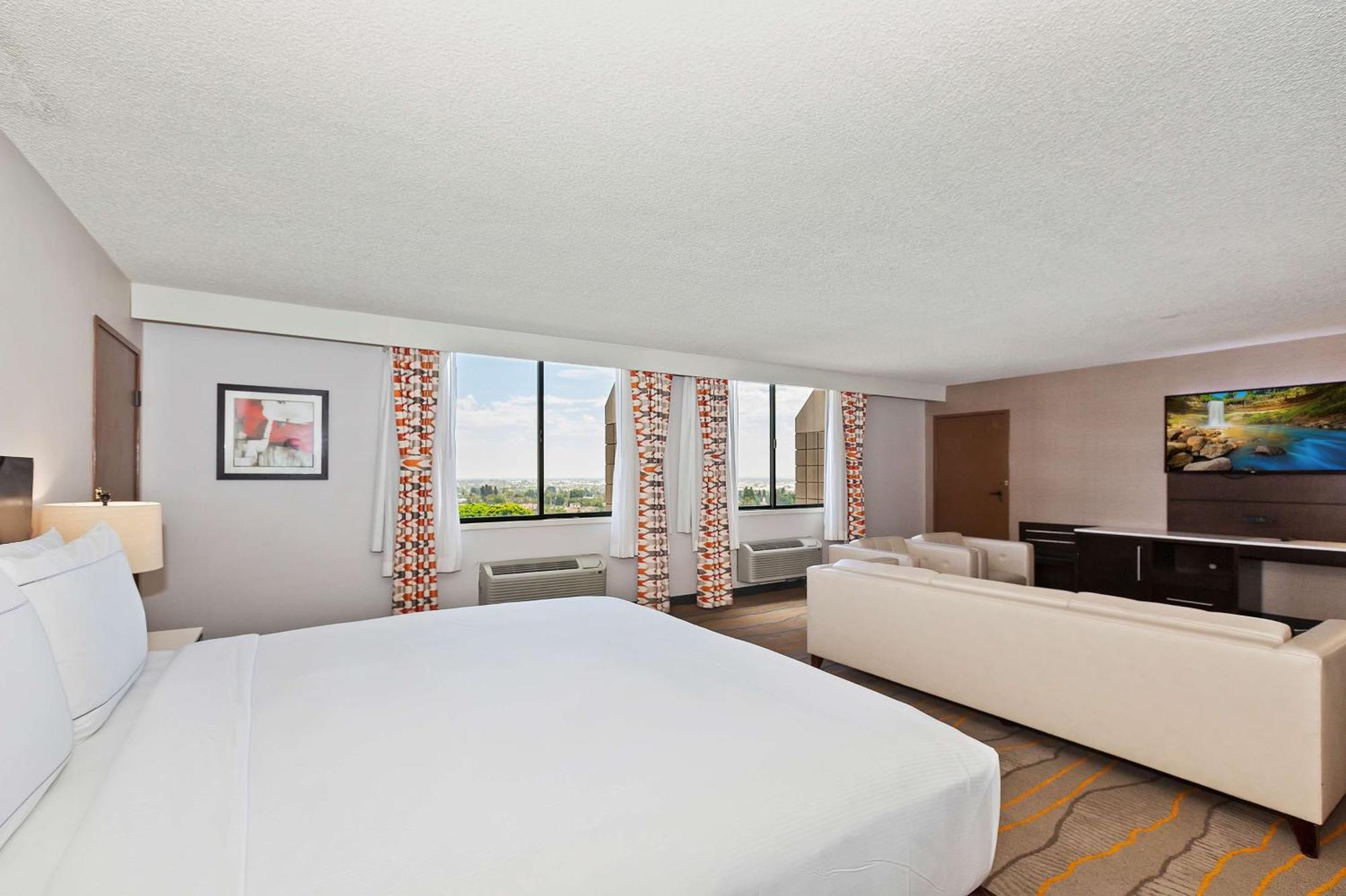 Doubletree By Hilton Whittier Hotel Екстериор снимка