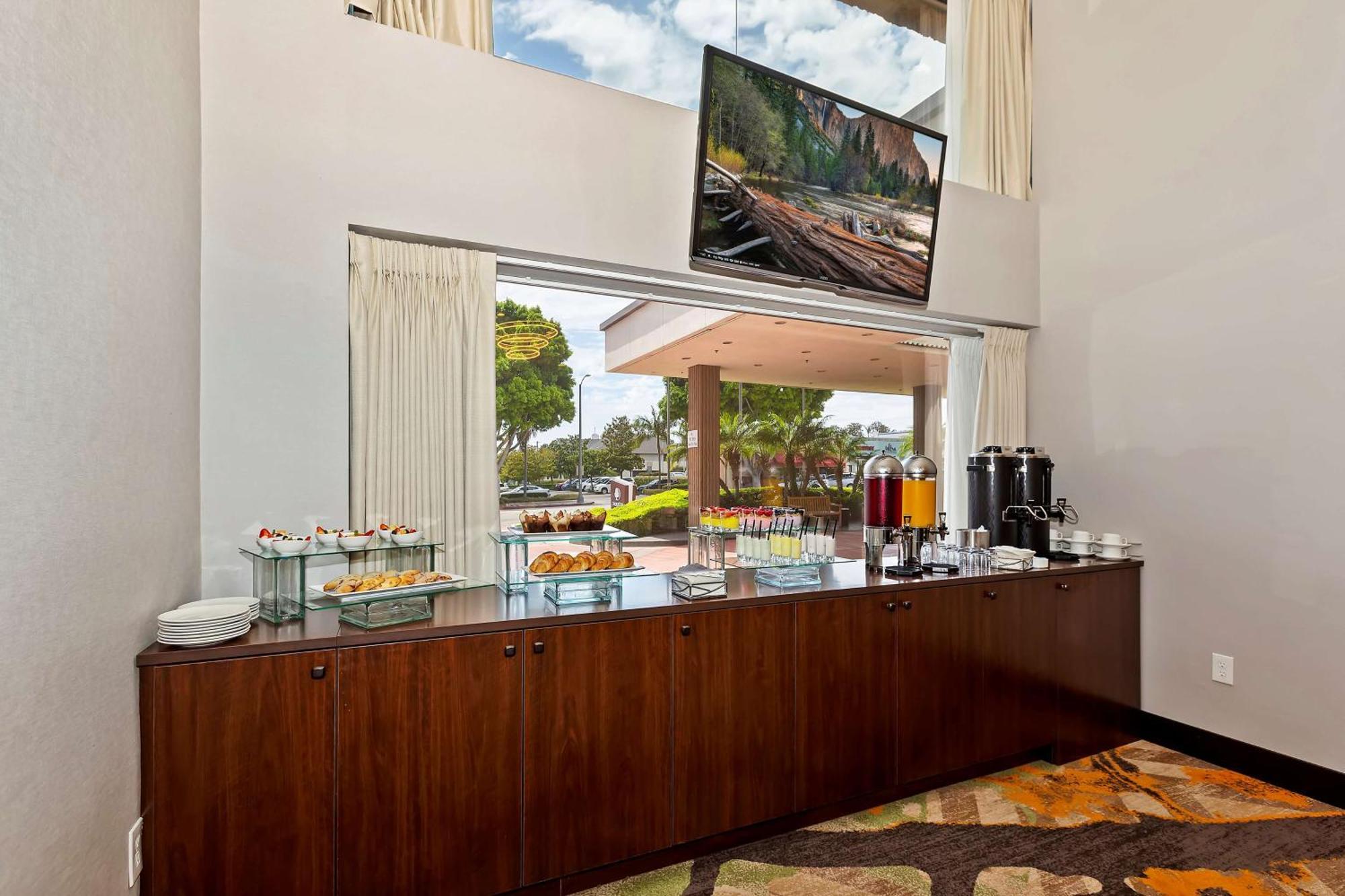 Doubletree By Hilton Whittier Hotel Екстериор снимка