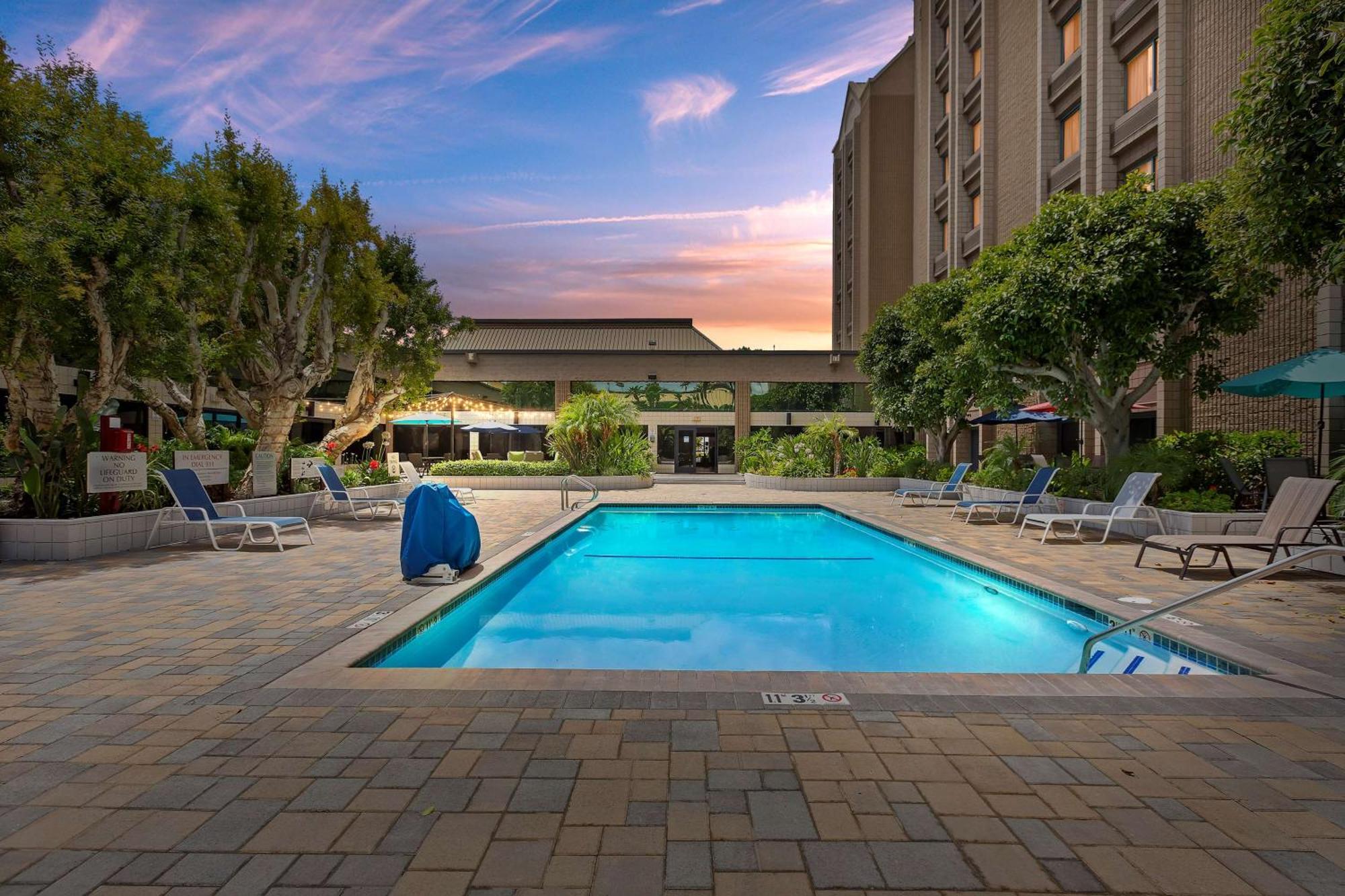 Doubletree By Hilton Whittier Hotel Екстериор снимка